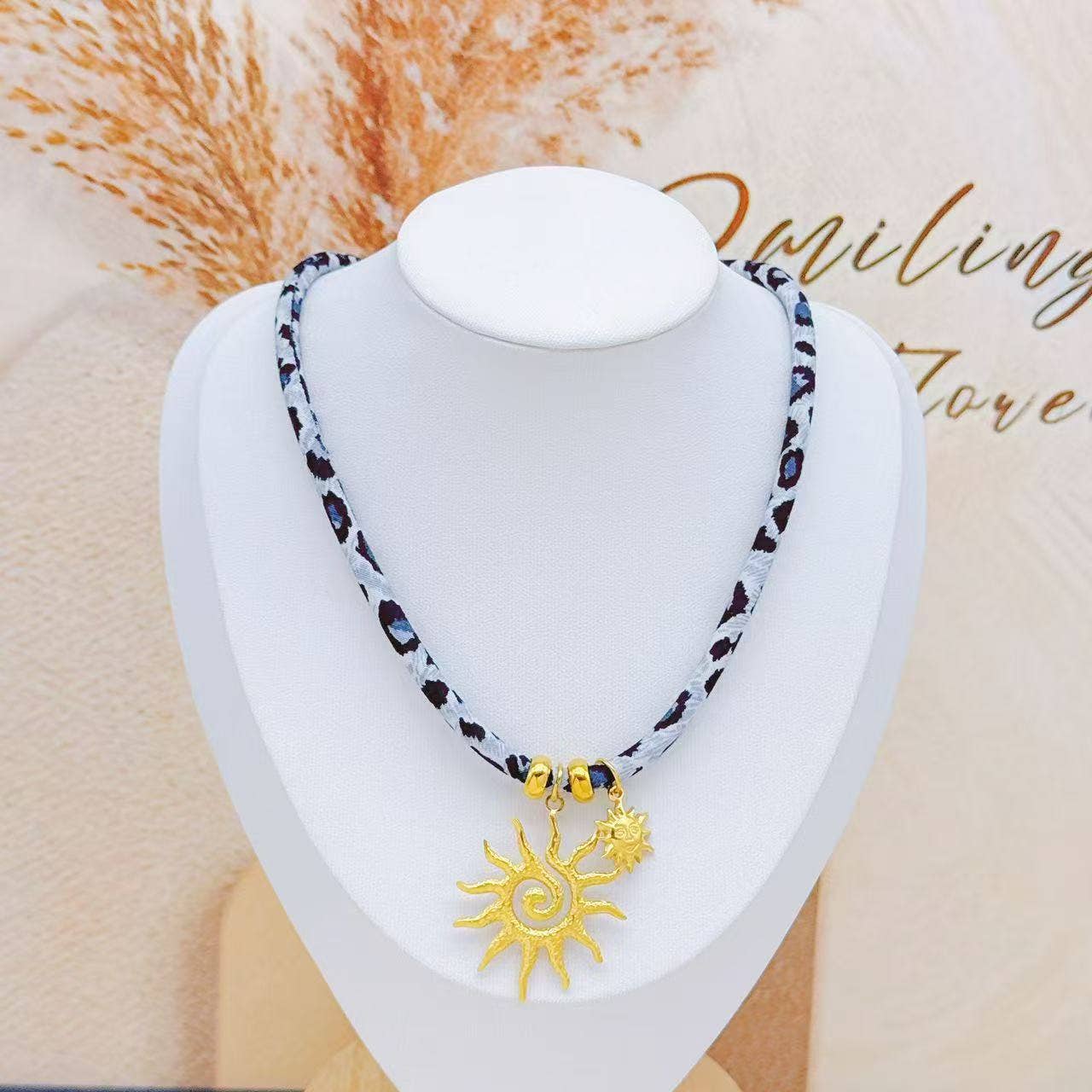 Collier Léopard avec Pendentif Soleil Doré Sculpté en acier