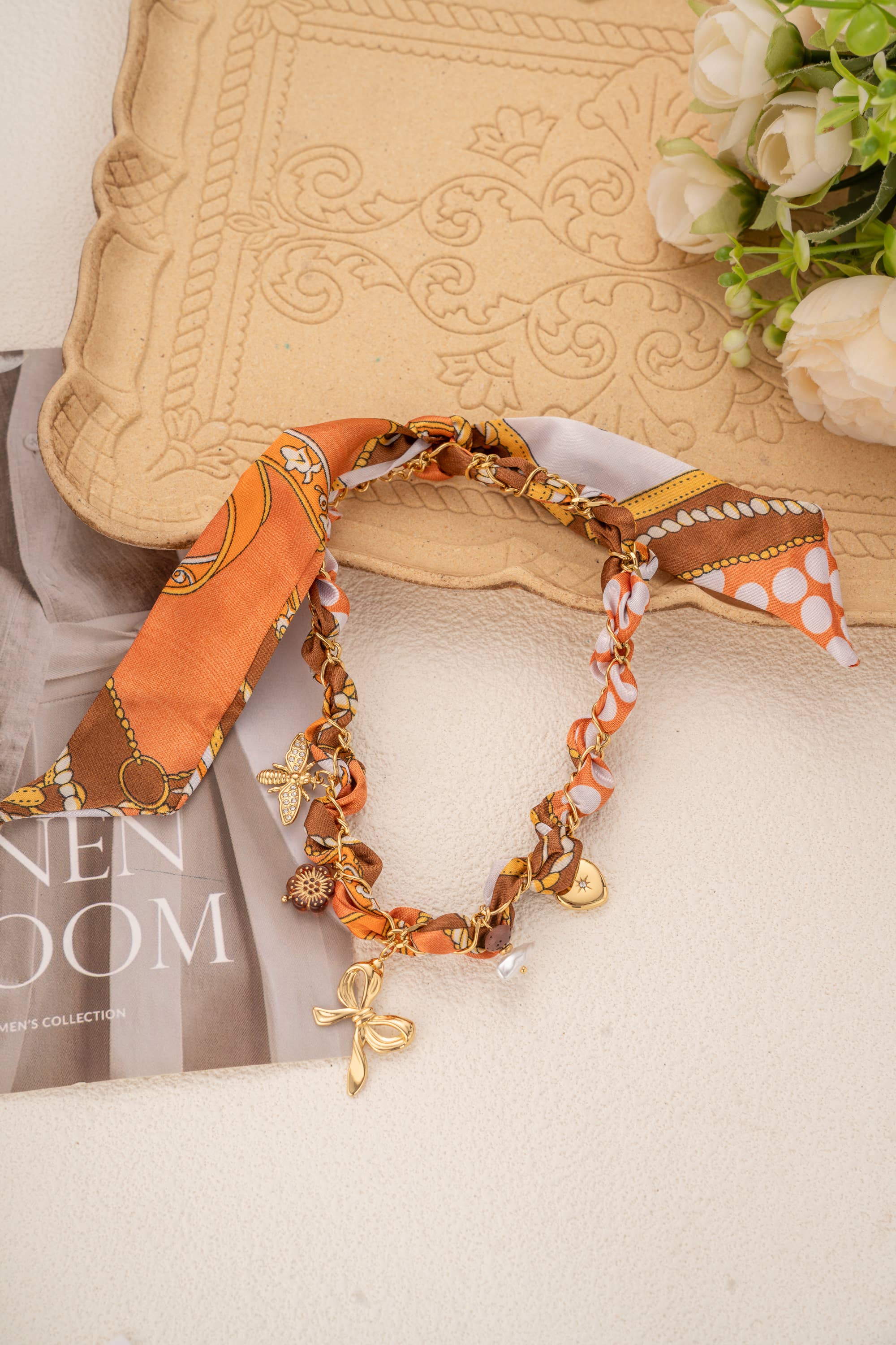 Collier foulard tressé orange breloques acier inoxydable