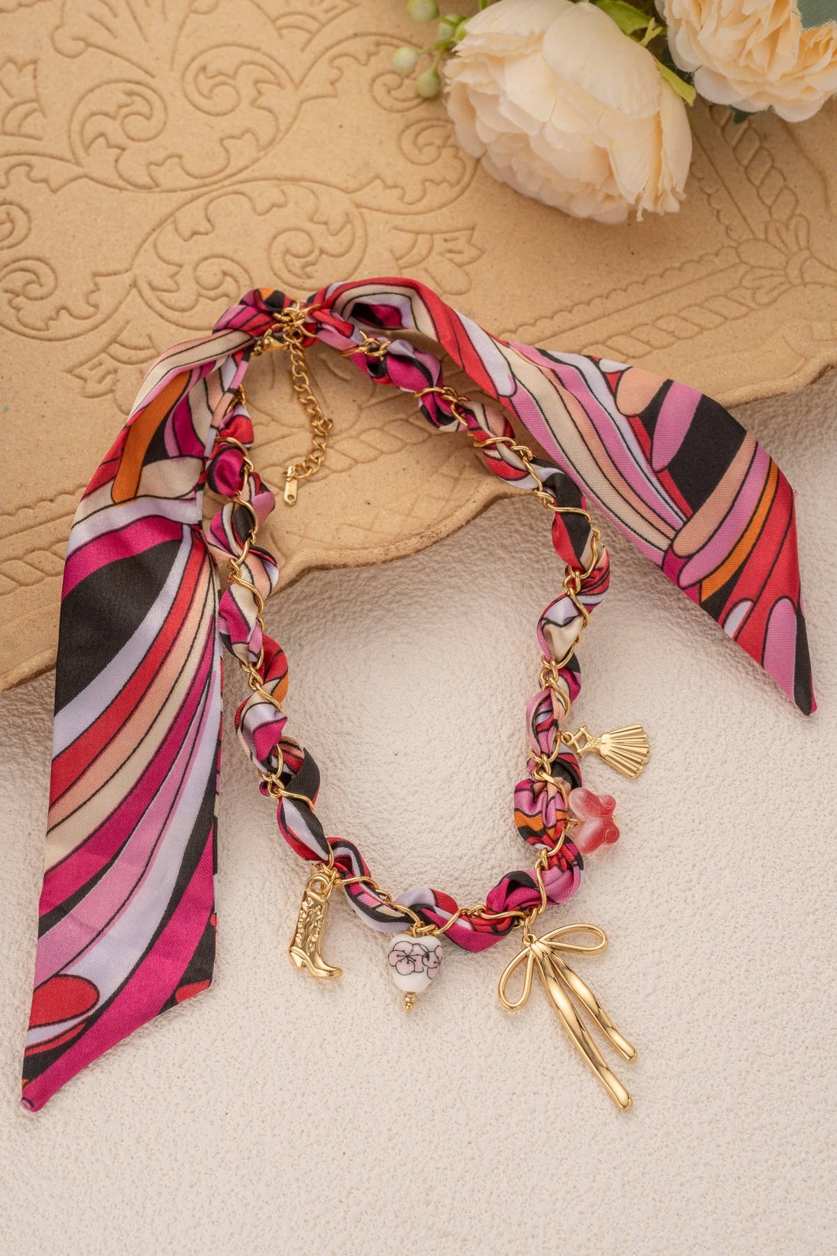 Collier Tressé Multicolore – Acier Inoxydable et Charms Doré