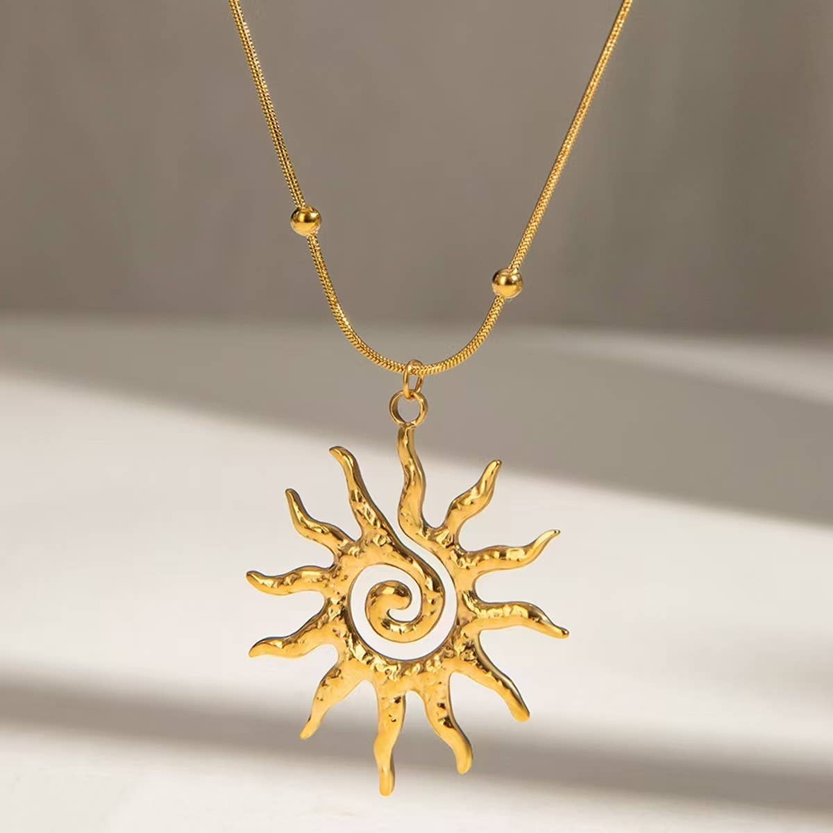 Collier Soleil Spirale Doré en Acier Inoxydable