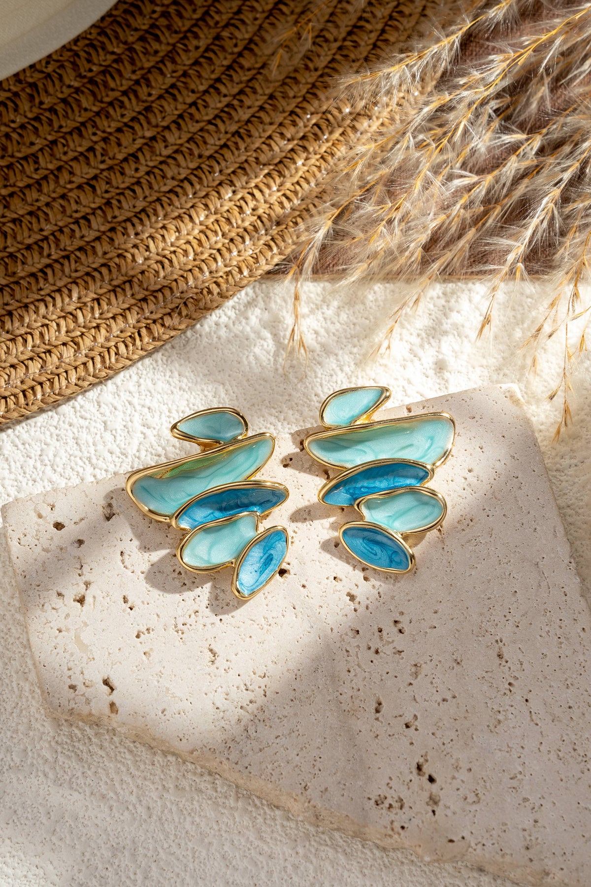 Boucles d’oreilles émaillées formes organiques colorées doré