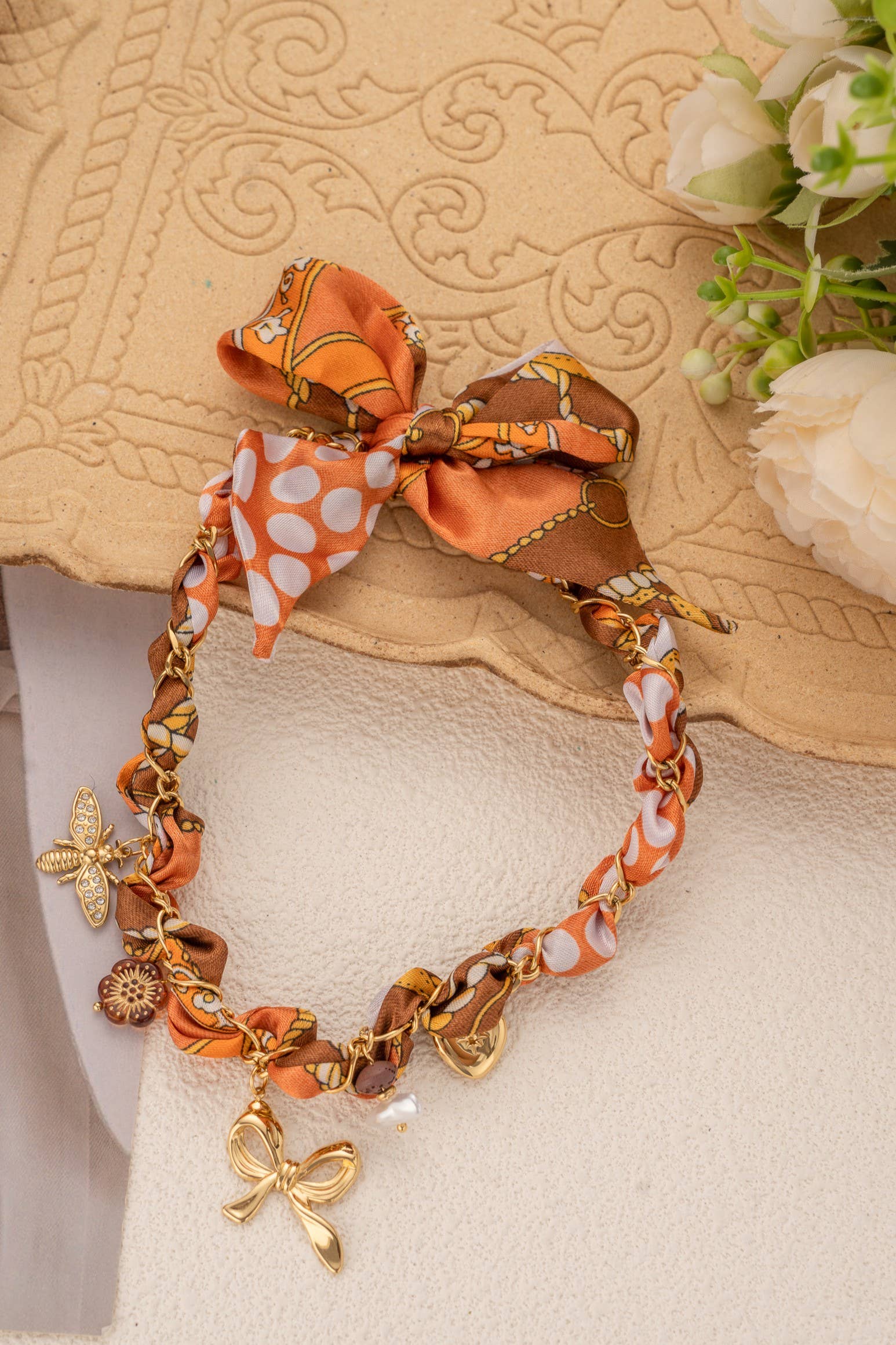 Collier foulard tressé orange breloques acier inoxydable